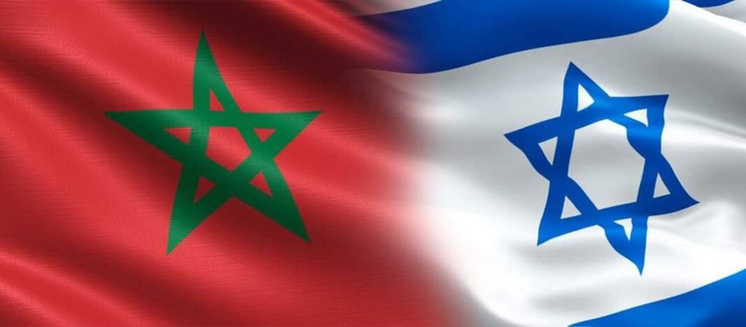Drapeaux du Maroc et d'Israël côte à côte, symbolisant la paix.