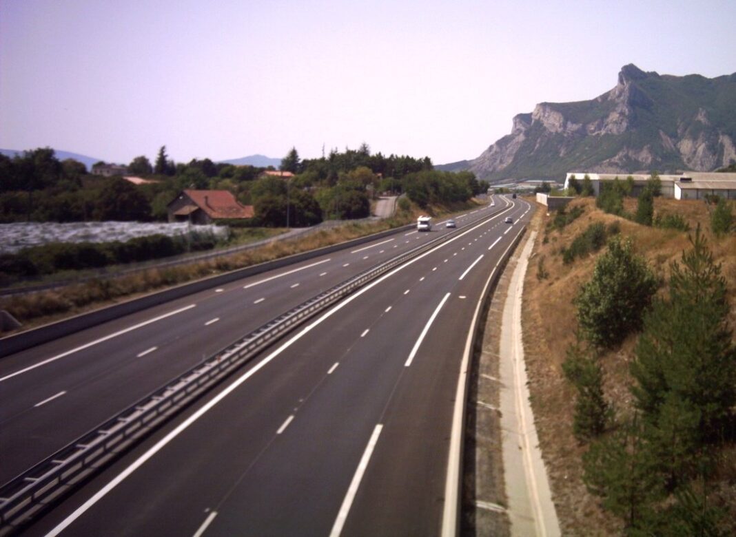 Infrastructures : Et si l’Algérie innovait ? Route moderne avec montagnes et paysage naturel au Maghreb.