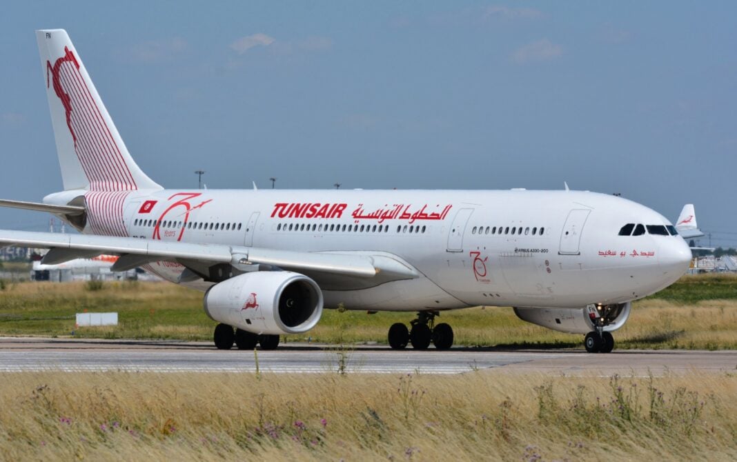 La Tunisie durcit les conditions d’entrée sur son territoire Avion de Tunisie Aérienne sur la piste d'atterrissage.