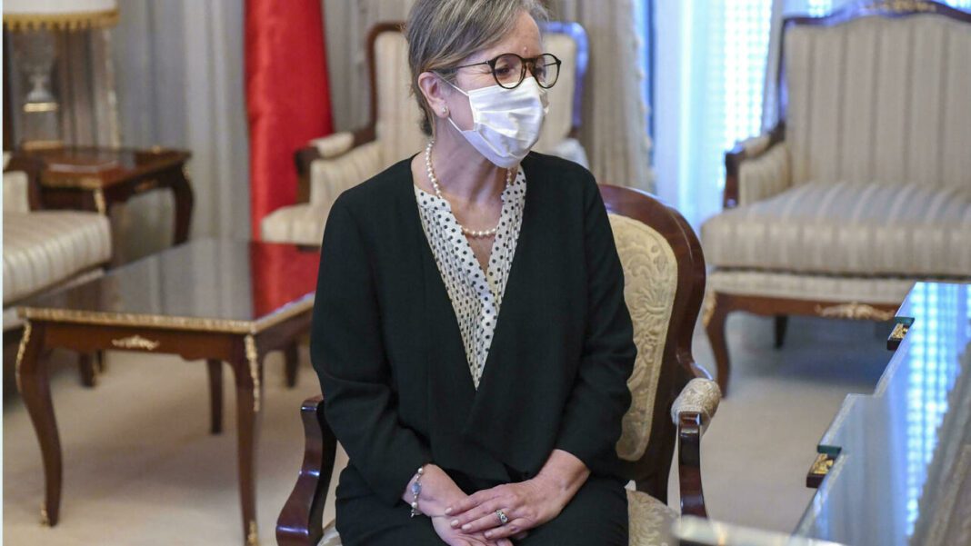 La cheffe du gouvernement tunisien à Alger ce jeudi Femme avec masque dans un salon sophistiqué et décoré avec goût.