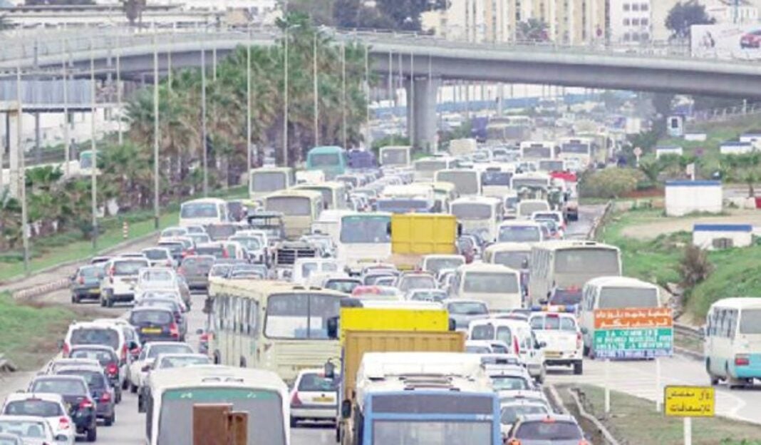 Automobile Algérie : la loi punit le dépassement dangereux par ces amendes Embouteillage important sur une autoroute au Maroc.