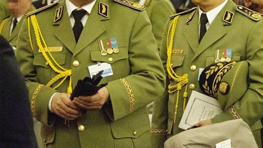 Officiers en uniforme vert avec décorations et insignes.
