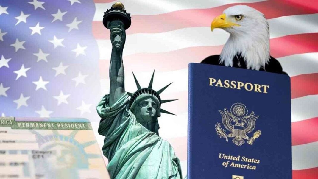 L'emblème des États-Unis et un passeport américain Drapeau américain, Statue de la Liberté et passeport américain.