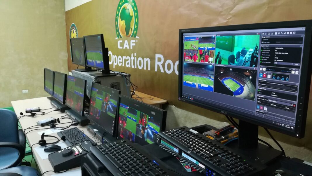 Coupe du Monde 2022 : La CAF impose le VAR pour les barrages Salle de contrôle VAR avec écrans pour la Coupe du Monde 2022.