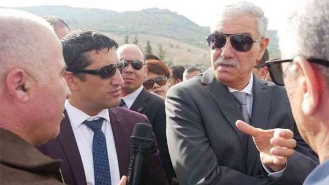 Le nouveau Wali d’Alger en discussion avec des officiels lors d’un événement public.
