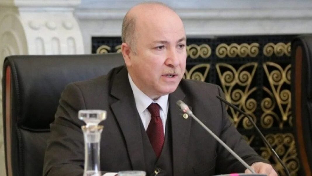 Homme politique parlant lors d'une réunion officielle au Maroc.