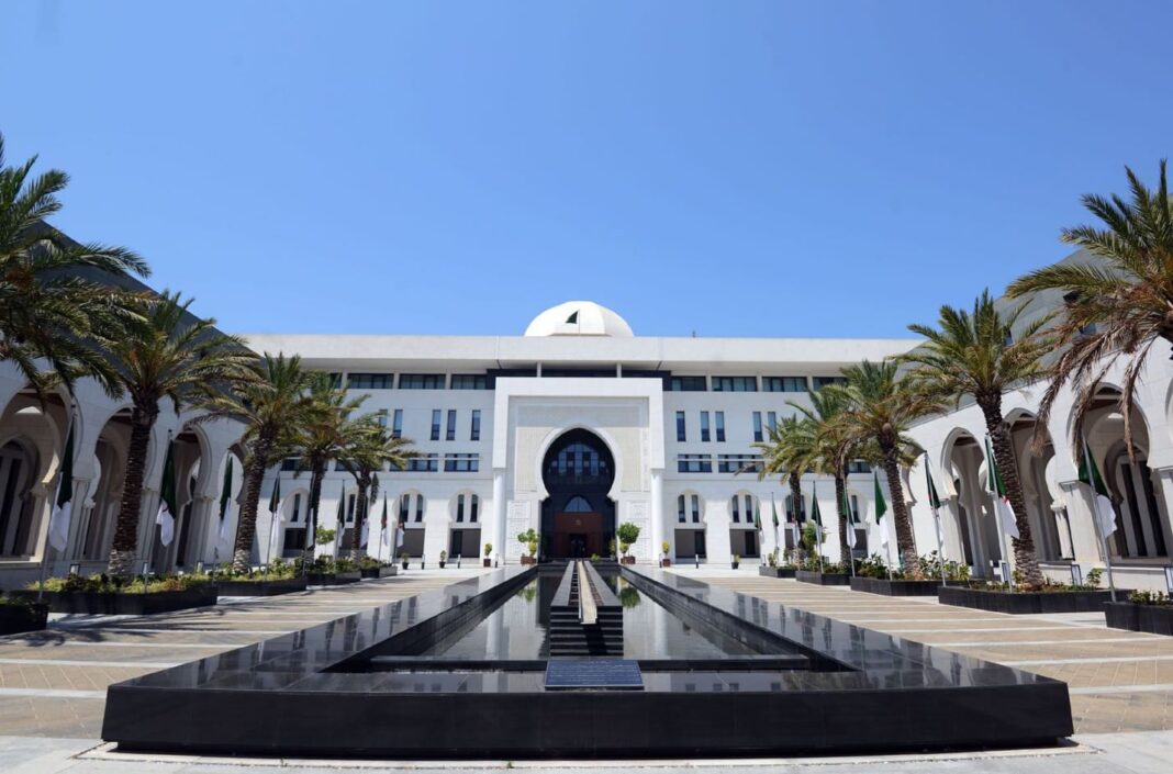 Le Maroc accompagne les entrepreneurs Palais Royal de Marrakech avec jardins et fontaine.