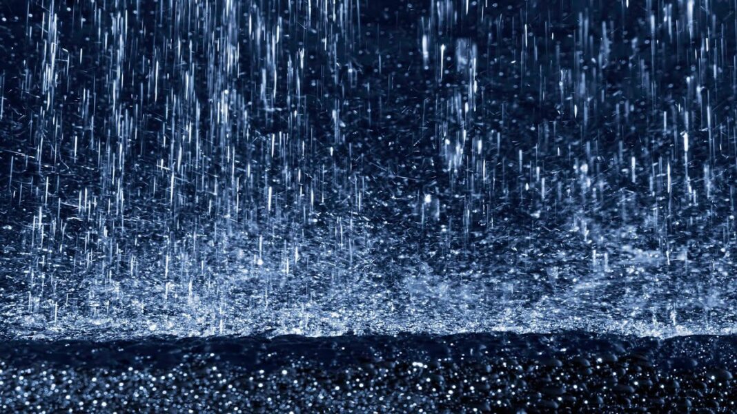 Météo Algérie : Retour des pluies et baisse du mercure ce jeudi 14 avril Gouttes de pluie tombant violemment sur une surface urbaine.