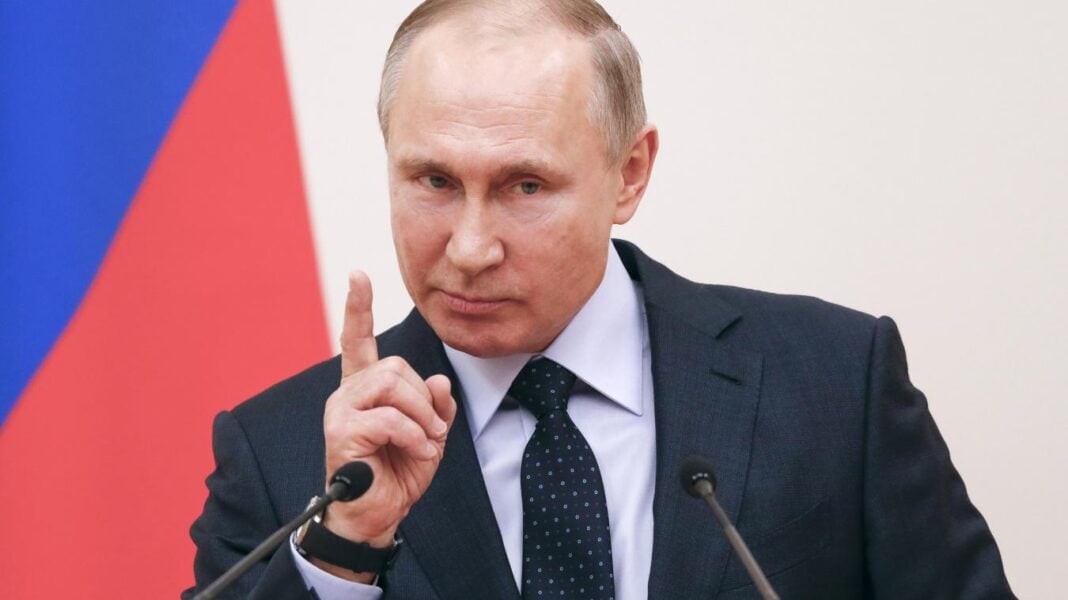 Voilà pourquoi les pays arabes ne veulent pas « isoler » Poutine Vladimir Poutine faisant un geste lors d'une conférence officielle.