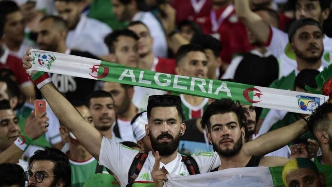 Supporters algériens avec écharpe 