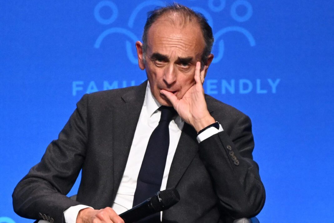France: Début de la descente aux enfers de Zemmour Homme en costume lors d'une conférence sur la famille et la parentalité.