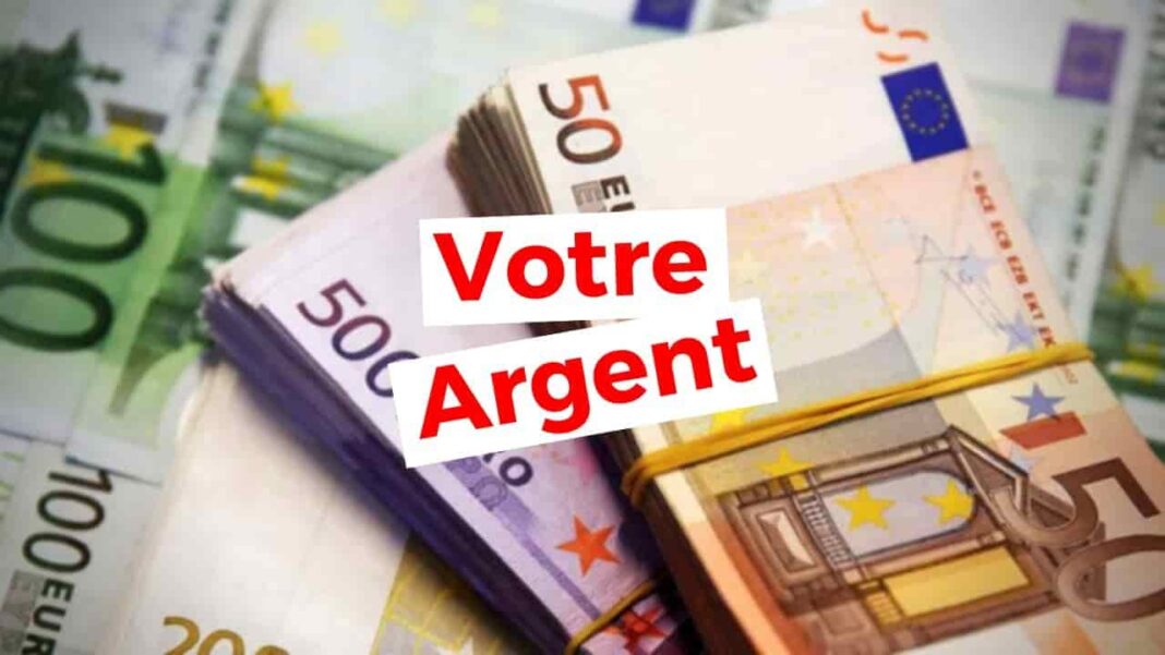 Billets de banque en euros avec texte 'Votre Argent' en rouge.