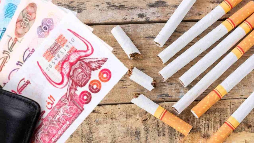 Consommation de Tabac en Afrique : Découvrez le classement de l’Algérie Cigarettes et billets de banque marocains sur une table en bois.