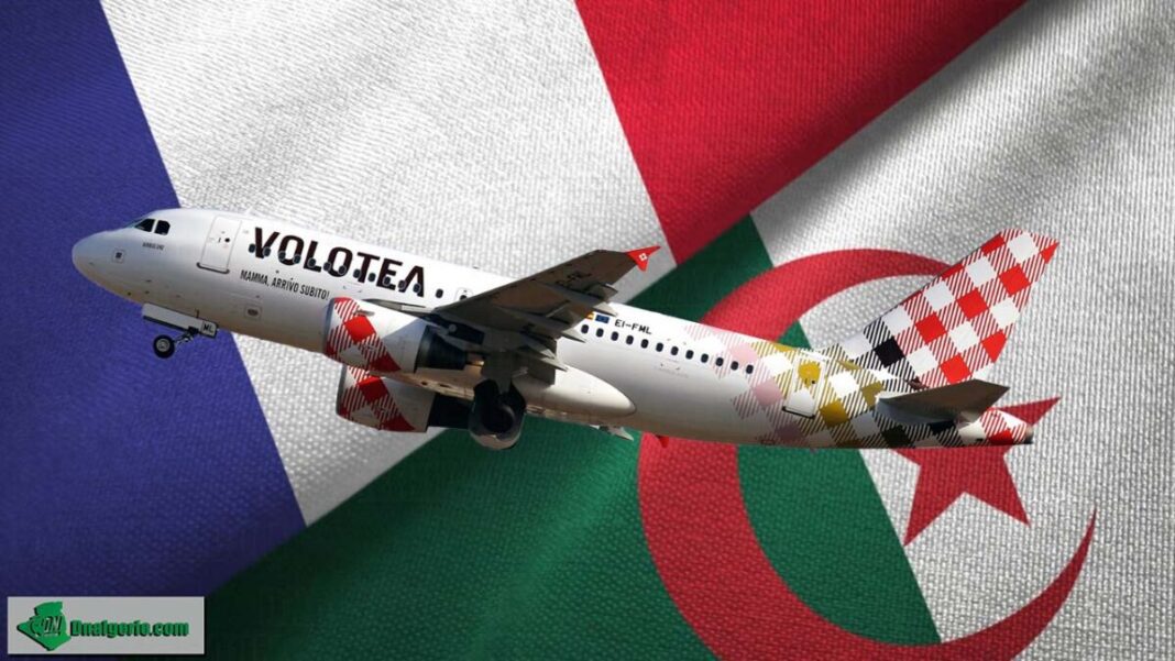 Avion VOLOTEA volant au-dessus du drapeau algérien.