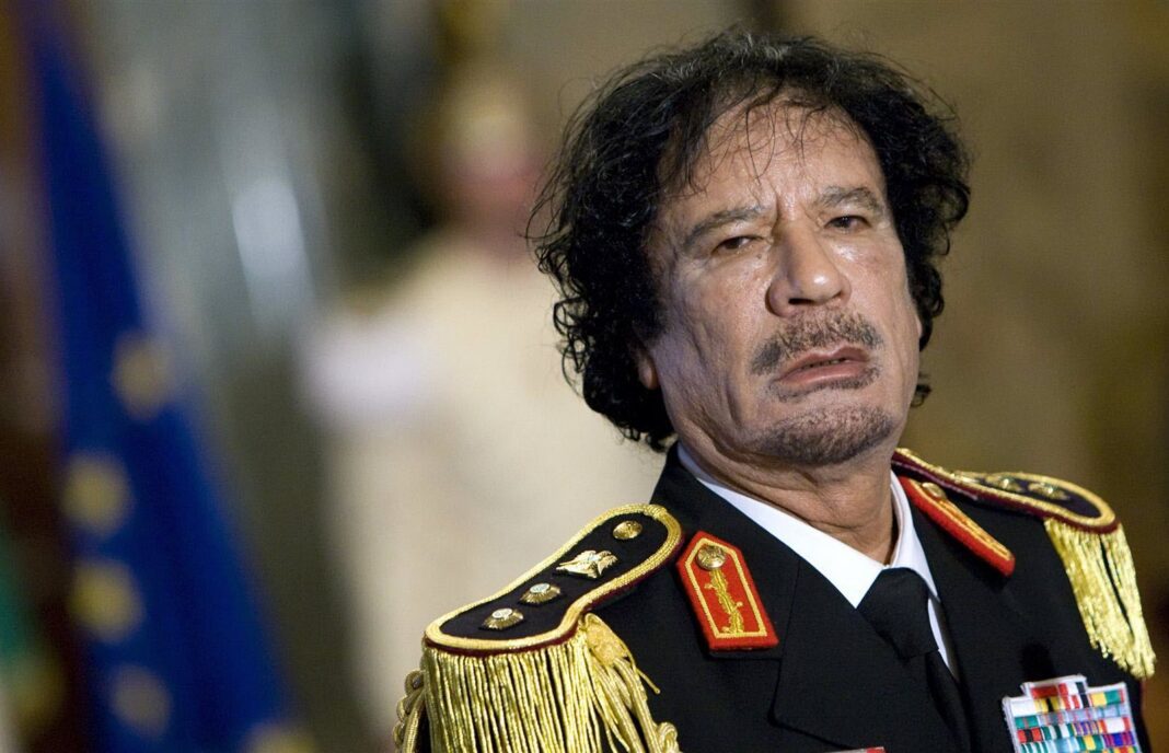 Fils de Mouammar Kadhafi en uniforme militaire lors d'une cérémonie officielle.