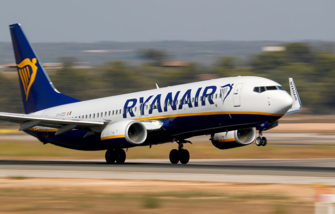 La compagnie aérienne Ryanair lance deux nouveaux vols vers le Maroc Avion Ryanair en train d'atterrir sur la piste d'aéroport.