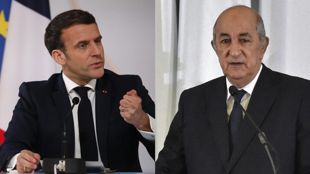 Deux hommes en costume discutant lors d'une réunion officielle.