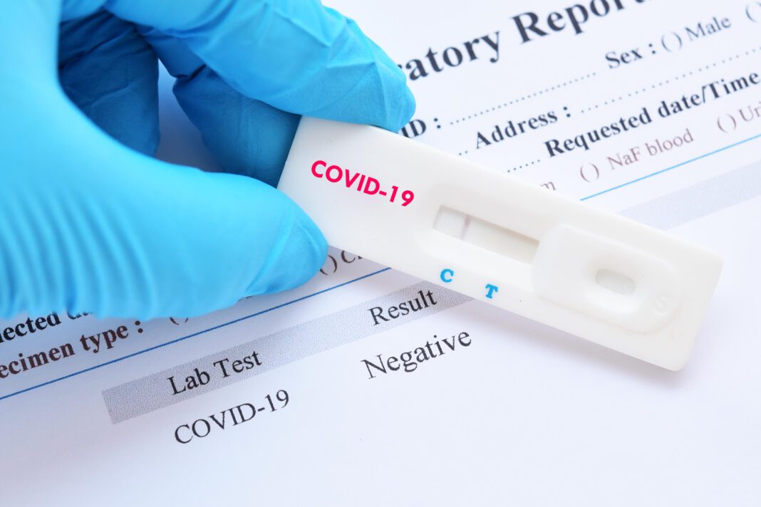 Test antigénique COVID-19 avec résultat négatif sur document médical.