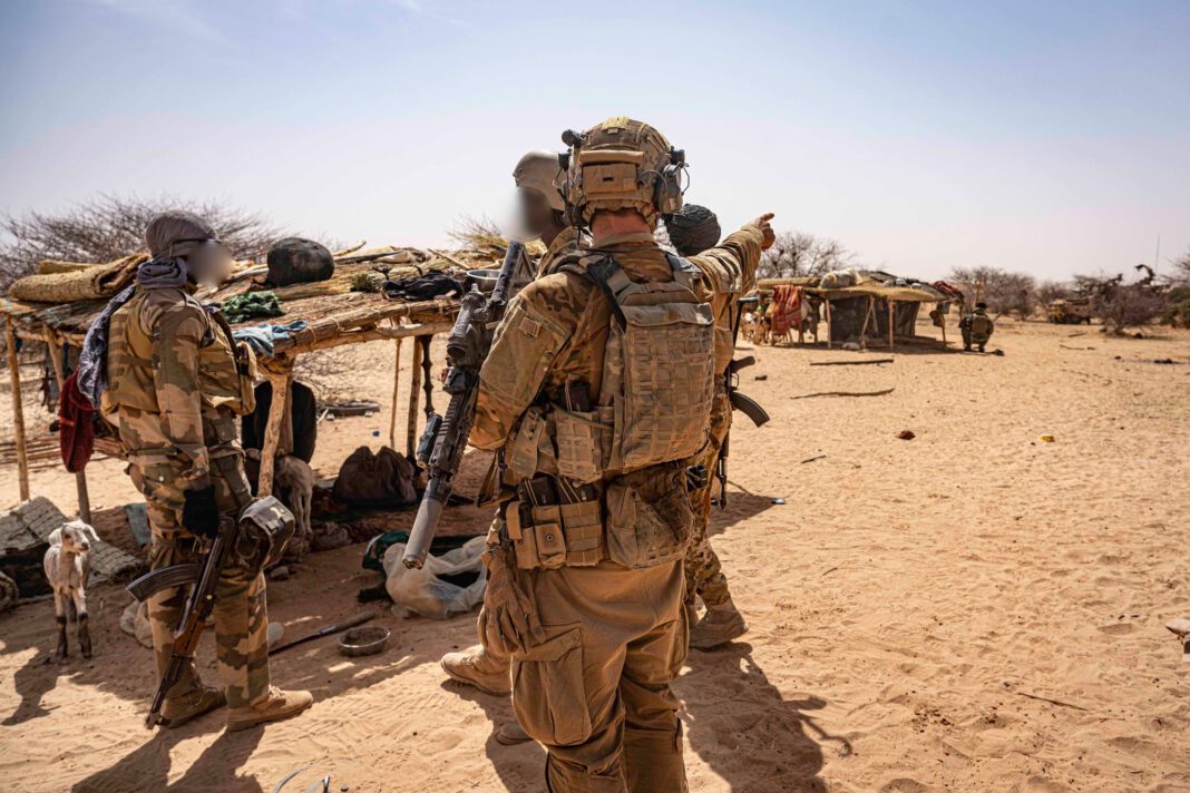 Soldats français en opération dans un désert africain.