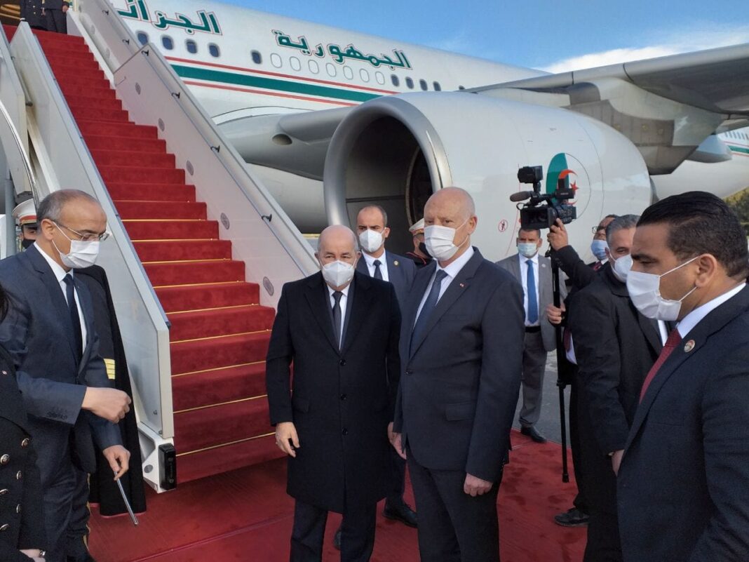 « Les changements parlementaires ont provoqué une inquiétude chez Saied »,Slaheddine Jourchi Groupe de dignitaires et officiels en visite à bord d'un avion.