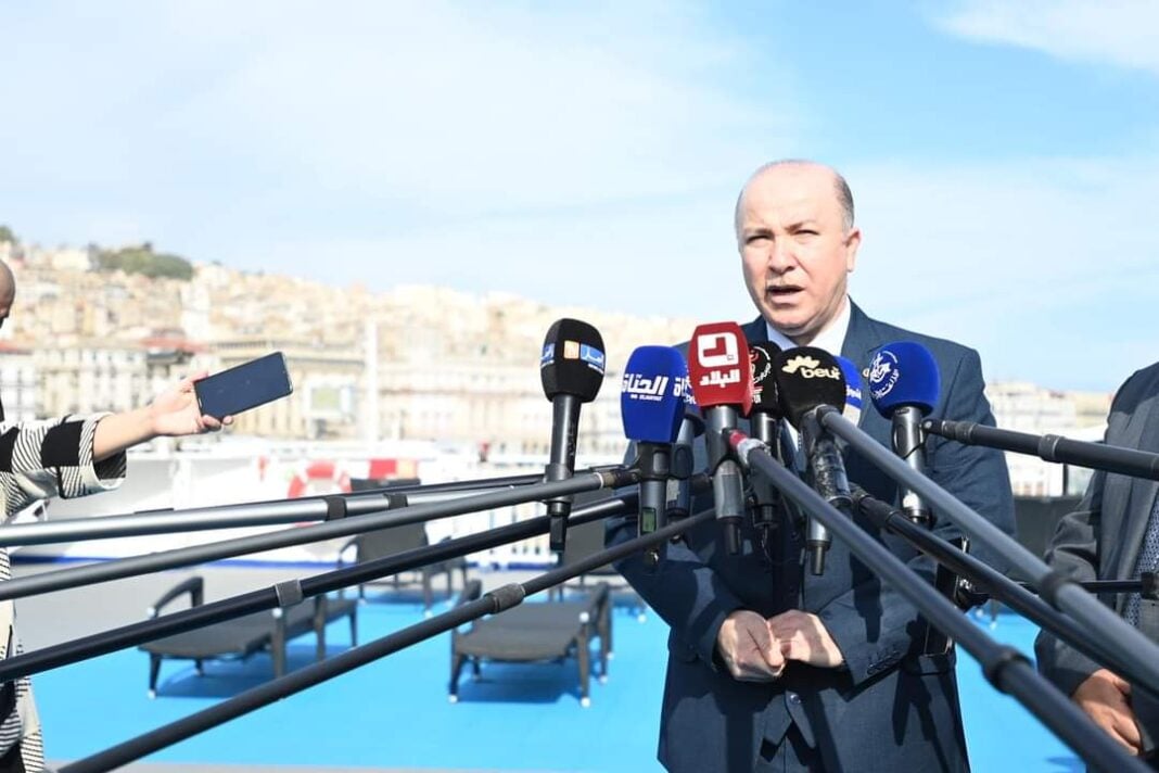 Algérie : Pour une visite de travail, Benabderrahmane se rend à Tunis Homme politique s'adressant aux médias lors d'une conférence en extérieur.