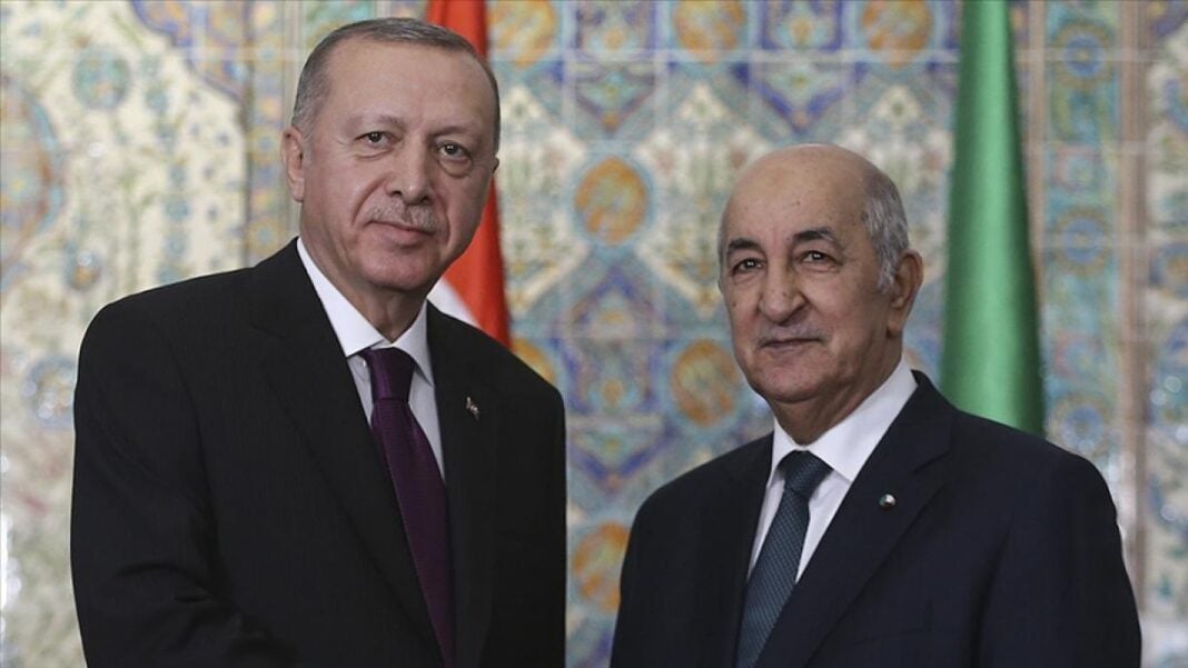 Rencontre politique au Maghreb Deux hommes politiques en réunion officielle au Maghreb.