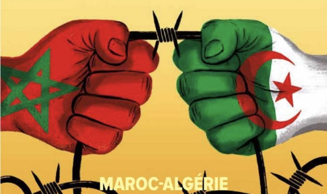 Poings avec drapeaux du Maroc et de l'Algérie se frappant.