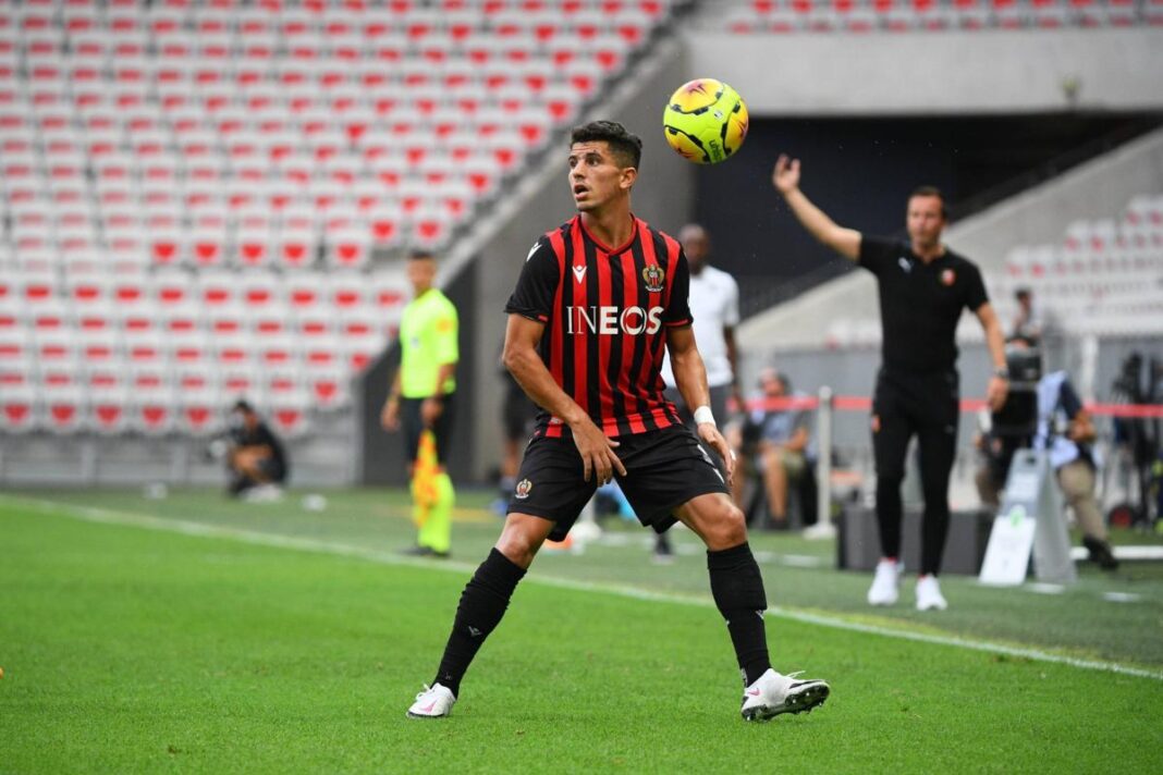 Ligue 1 française : Youcef Atal signe son retour après une énième blessure Joueur de football en action lors d'un match professionnel.