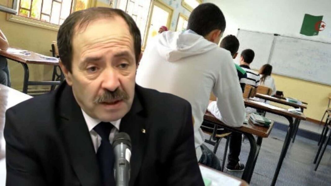 BAC 2023 en Algérie : que savoir sur le choix des sujets ? Professeur parlant lors d'un cours dans une salle de classe.