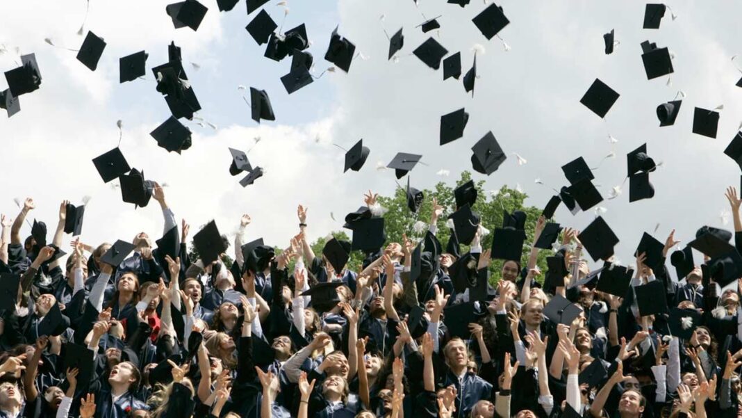 Cérémonie de remise de diplômes au Maroc Étudiants en graduation lançant leurs chapeaux lors d'une cérémonie de fin d'études.