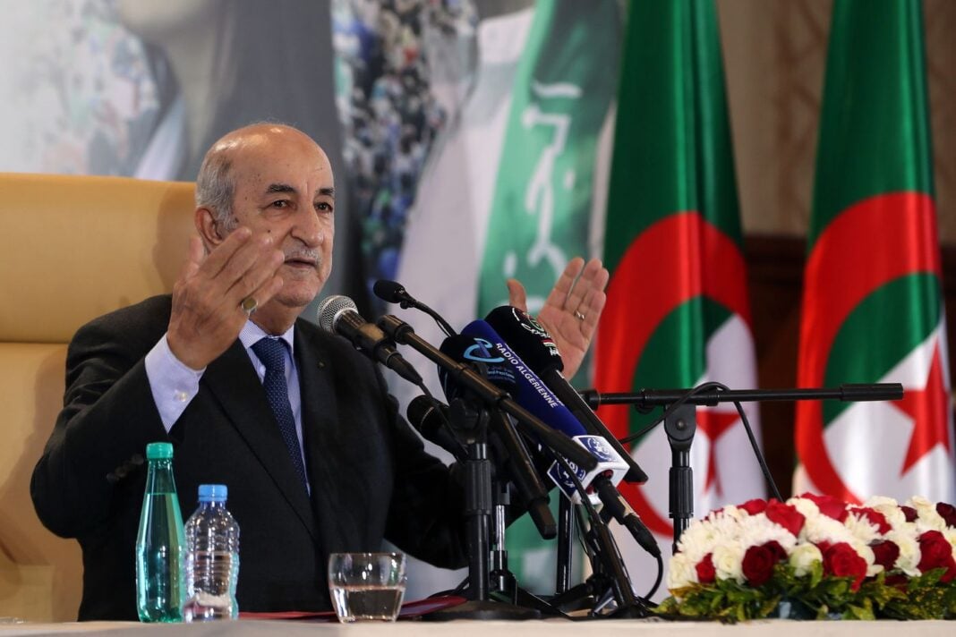 Homme politique s'exprimant lors d'une conférence en Algérie.