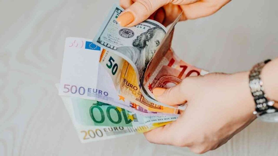 Taux de change du dinar algérien face aux principales devises ce 20 avril Main tenant des billets de banque en euros, monnaie européenne.