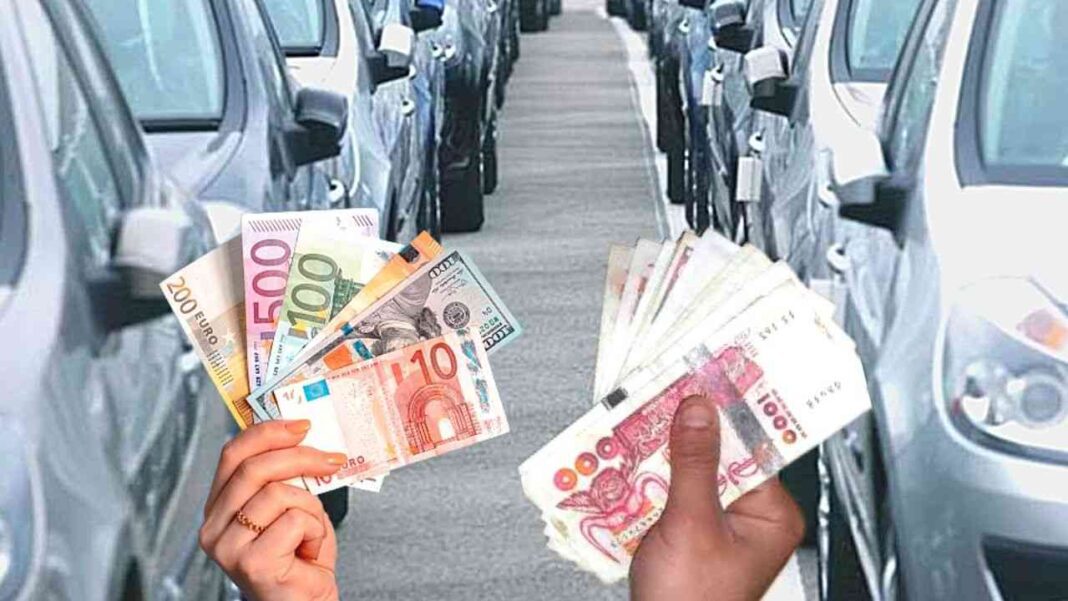 Main tenant des billets de banque marocains dans un parking de voitures.