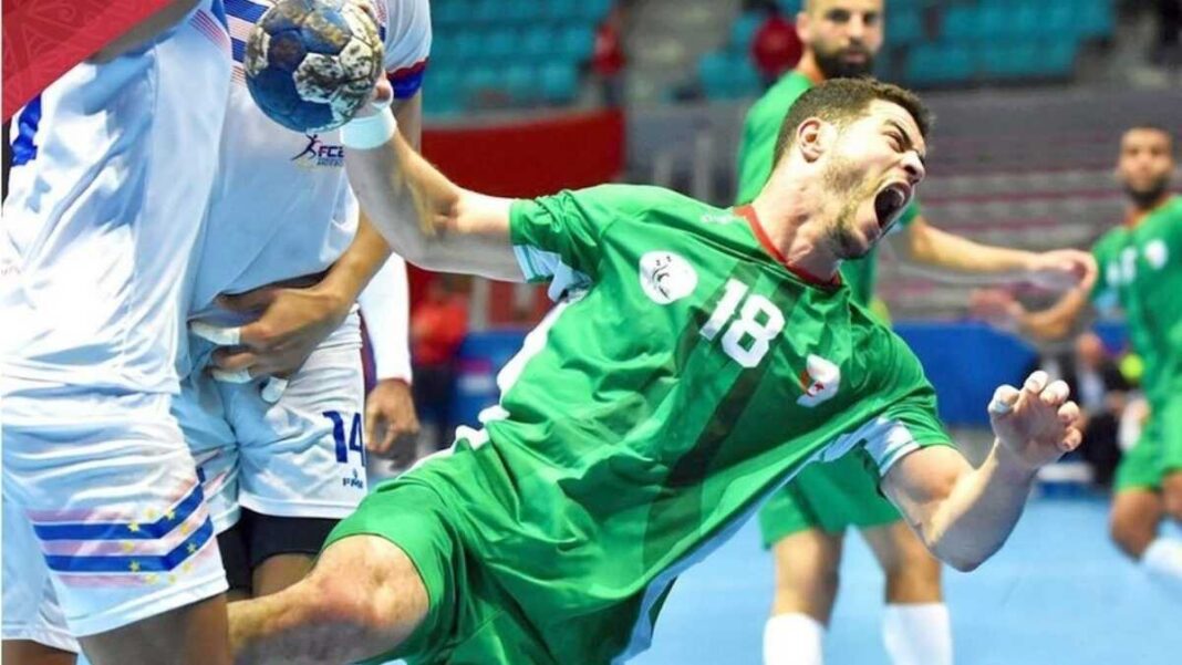 Joueur de handball en action, célébrant une victoire.