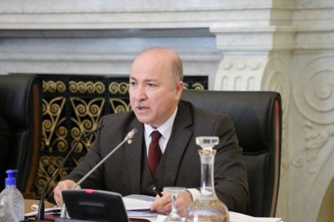Benabderrahmane tance Air Algérie Homme politique lors d'une réunion officielle au Maghreb.