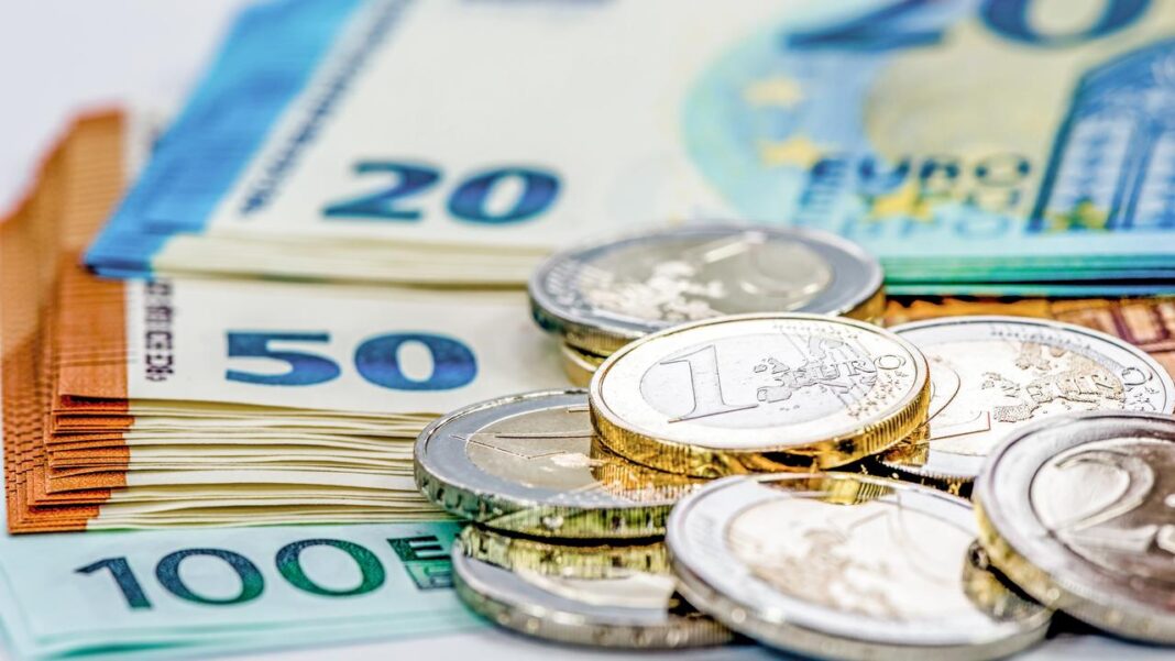 Dinar algérien : voici le taux de change des principales devises ce 2 avril Billets et pièces en euros pour illustrer l'économie.