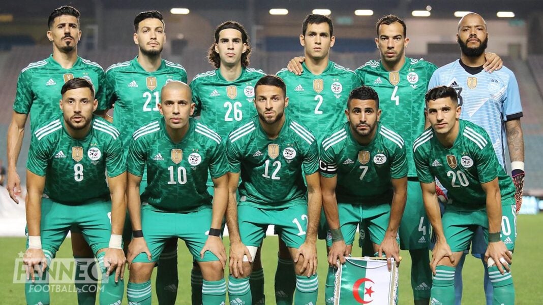 Équipe nationale de football du Maroc Groupe de joueurs de football marocains en uniforme vert et blanc.