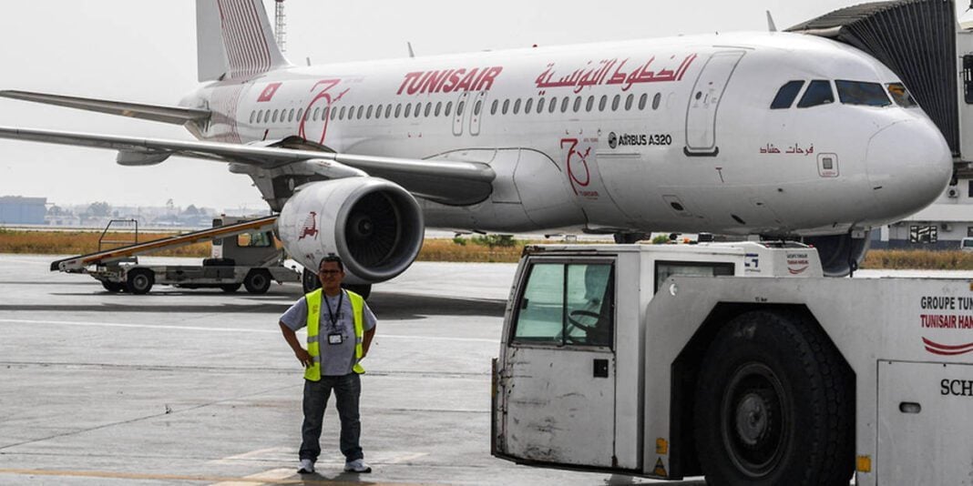 Avion de Tunisair à l'aéroport Avion Tunisair prêt au décollage à l'aéroport international.