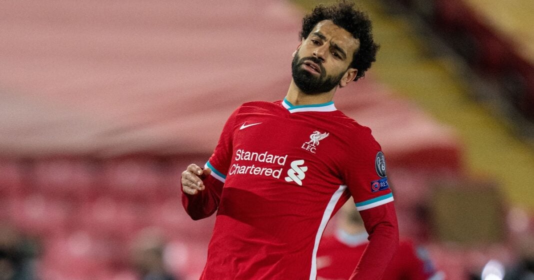 Exclusif ! Salah égale à nouveau un record de Gerrard Footballeur Mohamed Salah portant le maillot de Liverpool en pleine action.
