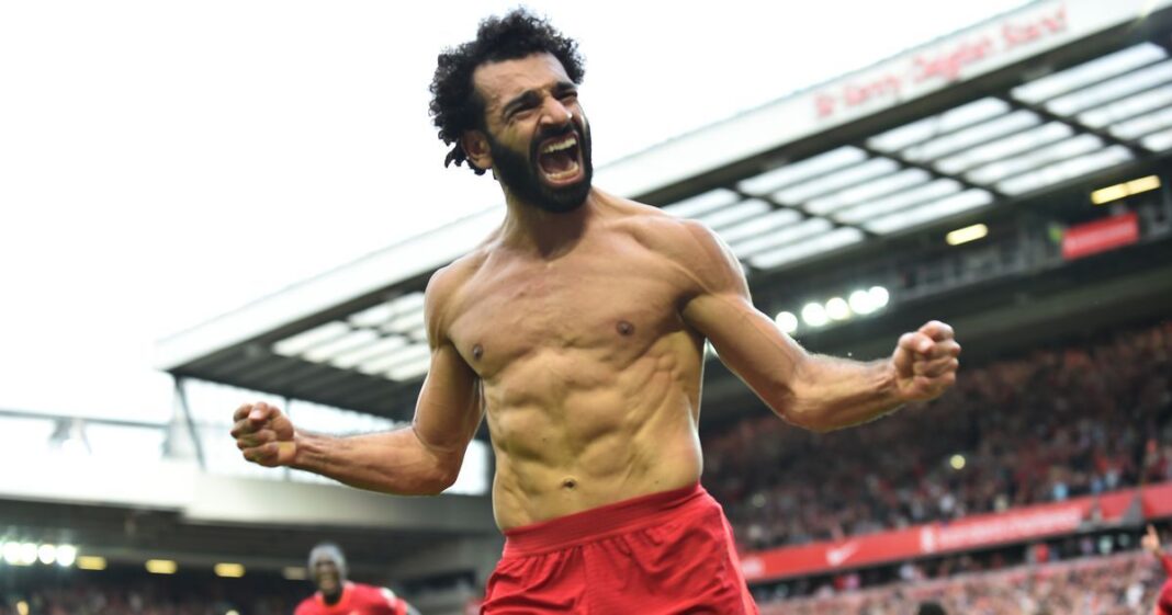 Liverpool : Mohamed Salah s’inscrit dans le livre des légendes, nouveau record pour l’Egyptien Footballeur en pleine célébration de victoire sur le terrain.