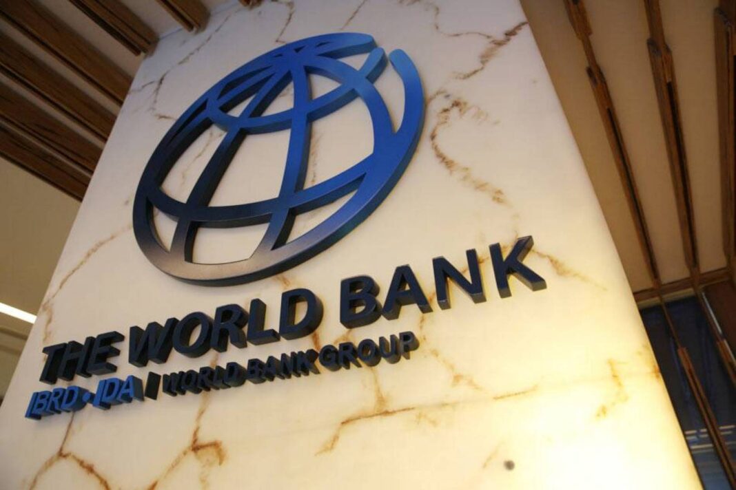 Logo de la Banque Mondiale Logo de la Banque Mondiale sur un mur en marbre.