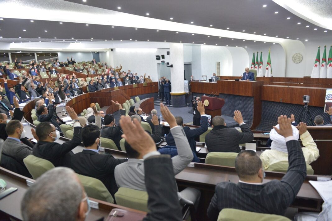 L’APN adopte Le projet de loi sur le Code de commerce Députés votant lors d'une session parlementaire en Algérie.