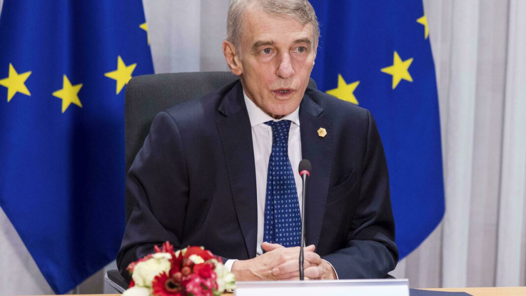 Décès du président du parlement européen, David Sassoli Responsable européen lors d'une conférence avec drapeaux de l'UE en arrière-plan.