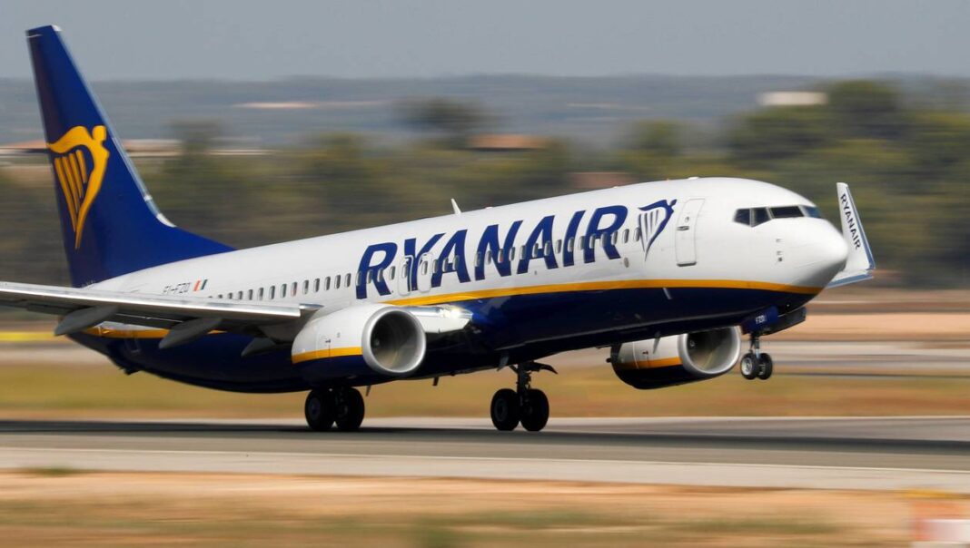 Ryanair suspend ses vols vers le Maroc suite à …. Avion Ryanair en train d'atterrir sur la piste d'aéroport.