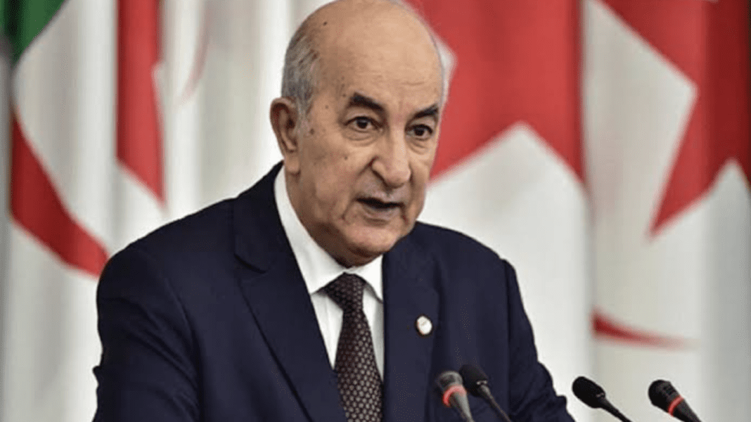 Conseil des ministres de ce dimanche: voici les grands points qui seront abordés par Tebboune Homme politique parlant lors d'une conférence avec drapeaux en arrière-plan.