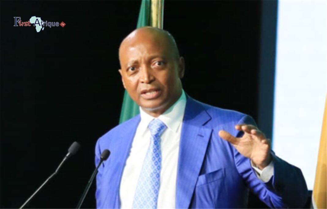 Un arbitre algérien suspendu par la Caf, voici la raison Homme politique africain parlant lors d'une conférence.