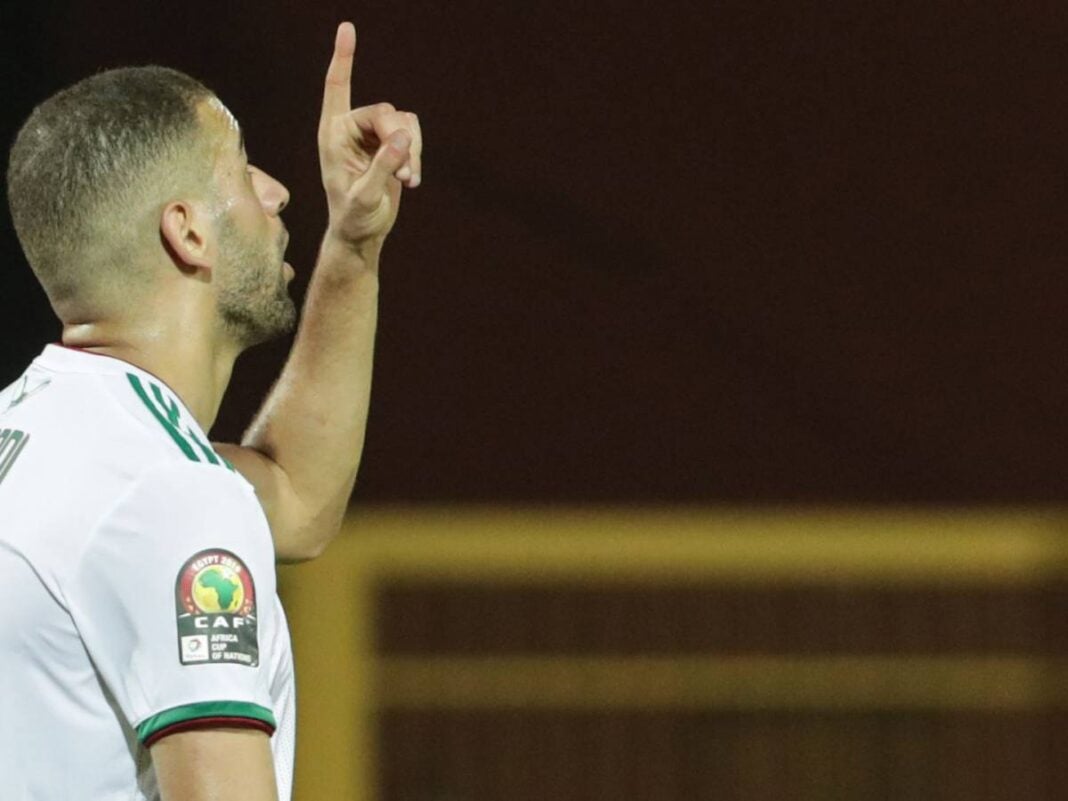 Algérie : le ramadan source de la mise à l’écart de Slimani au Sporting Footballeur algérien en train de célébrer un but sur le terrain.