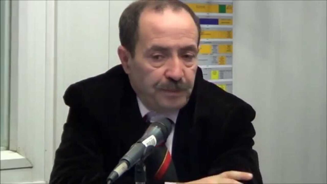 Uniforme scolaire : voici l’avis du ministre Homme parlant lors d'une interview avec microphone.