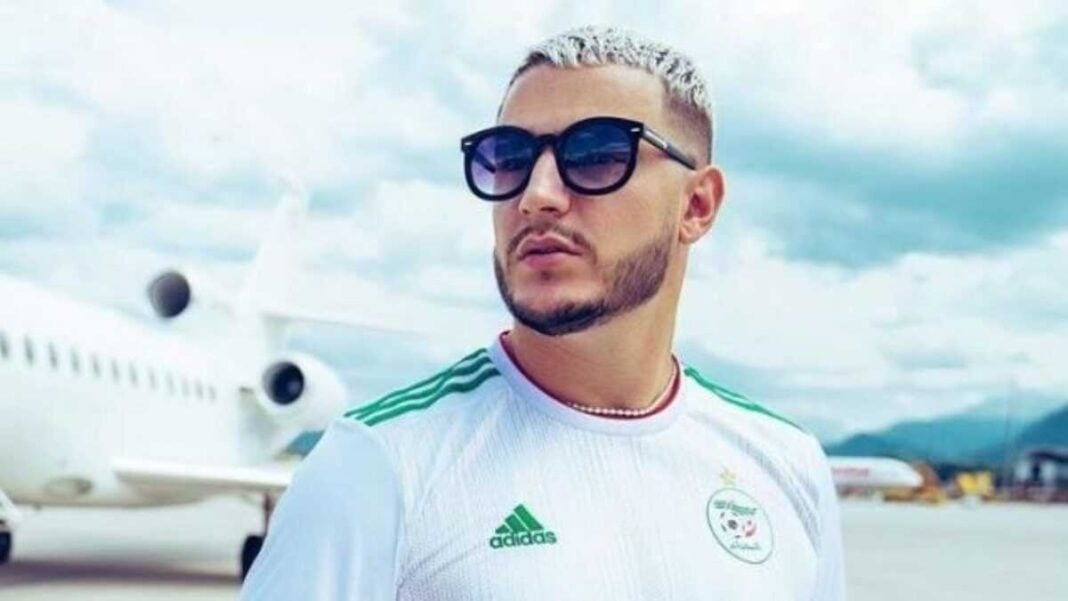 DJ Snake en concert ce 5 juillet au Stade Nelson Mandela Homme à lunettes de soleil et t-shirt blanc à l'aéroport.