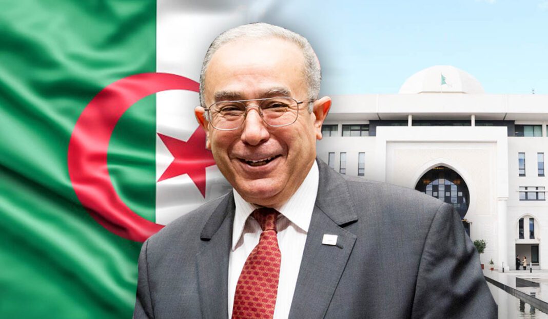 L’Algérie soutient la candidature de la Palestine pour devenir le 194ème Etat membre de l’ONU Homme politique algérien souriant devant le drapeau national d'Algérie.